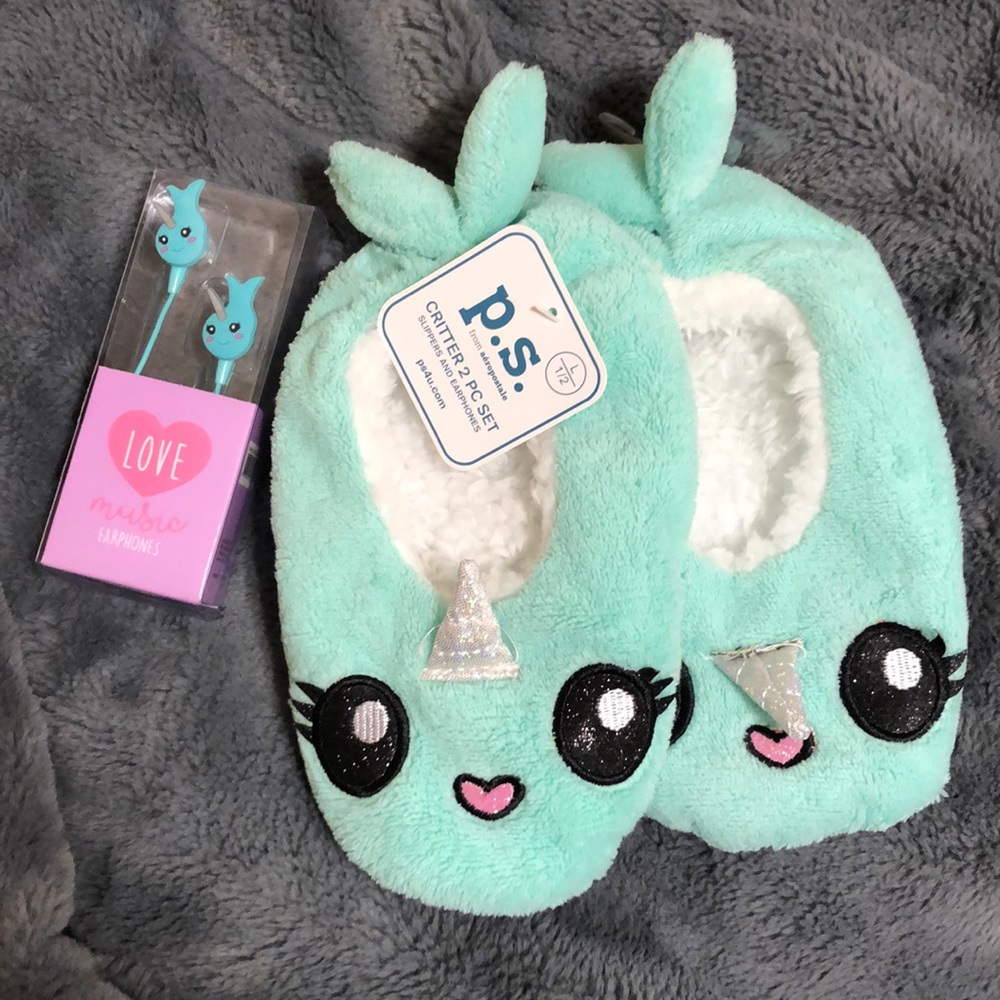 Slippers and earphone set